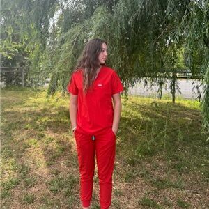 Figs small red scrub set